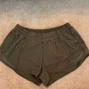 Lululemon Hotty Hot low rise 2.5 inch shorts